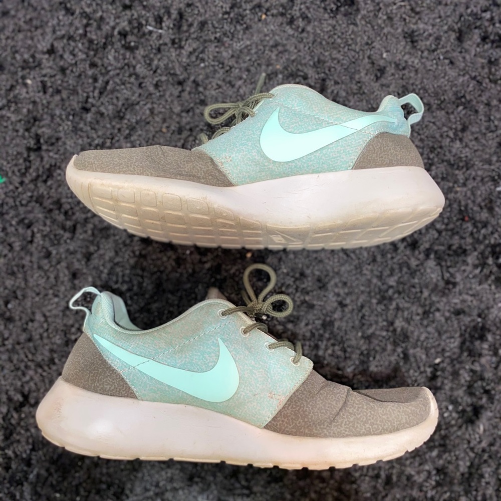💚💙Nike Roshe customized colors!!